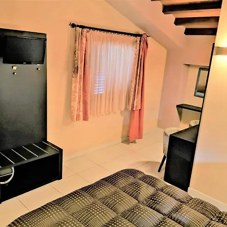 - Il Cavalluccio Marino Fronte Mare Bed & Breakfast Acireale