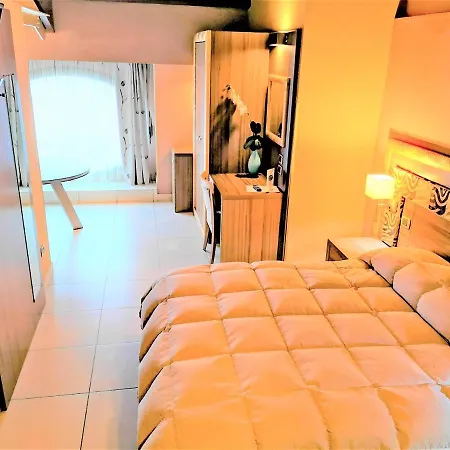 - Il Cavalluccio Marino Fronte Mare Bed & Breakfast