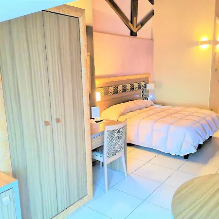 - Il Cavalluccio Marino Fronte Mare Bed & Breakfast Acireale