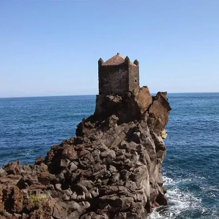 - Il Cavalluccio Marino Fronte Mare Bed & Breakfast Acireale