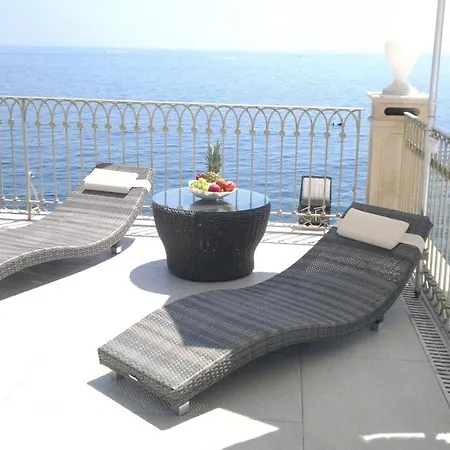 - Il Cavalluccio Marino Fronte Mare Bed & Breakfast Acireale