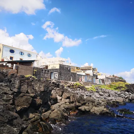 - Il Cavalluccio Marino Fronte Mare Bed & Breakfast