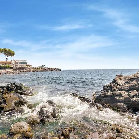 - Il Cavalluccio Marino Fronte Mare Bed & Breakfast Acireale