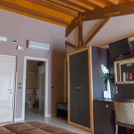 - Il Cavalluccio Marino Fronte Mare Bed & Breakfast 2*